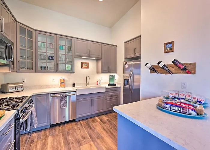 Hot Tub & Views: 'mountain High Pines Retreat' Holiday home *